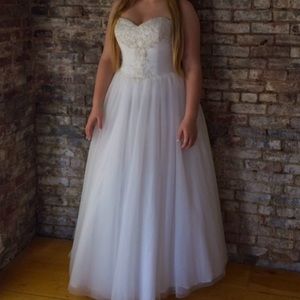 Size 12 (fits up to a 16) White Sleeveless Wedding Dress - Sweetheart Top w/Veil